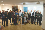 Kuratieren als Seminarleistung: Studierende haben eine Ausstellung zum Leben und Werk des spanischen Dichters Federico García Lorca erarbeitet. Das Bild zeigt sie mit Romanistikprofessorin Susanne Zepp, die das Seminar geleitet hat.