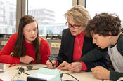 Bundesbildungsministerin Anja Karliczek besuchte das dEIn-Schülerlabor der Technischen Universität – das Labor gehört, wie auch zwei Schülerlabore der Freien Universität, zu GenaU, einem Netzwerk von 16 Schülerlaboren in Berlin und Brandenburg.