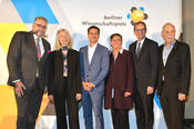 Berliner Wissenschaftspreisträgerin: Arabistikprofessorin Beatrice Gründler (2. v. l.). (v. l. n. r.): Prof. Jürgen Vogel; Nachwuchspreisträger Prof. Steve Albrecht; Prof. Erika Fischer-Lichte; Michael Müller; Prof. Jürgen Mlynek.