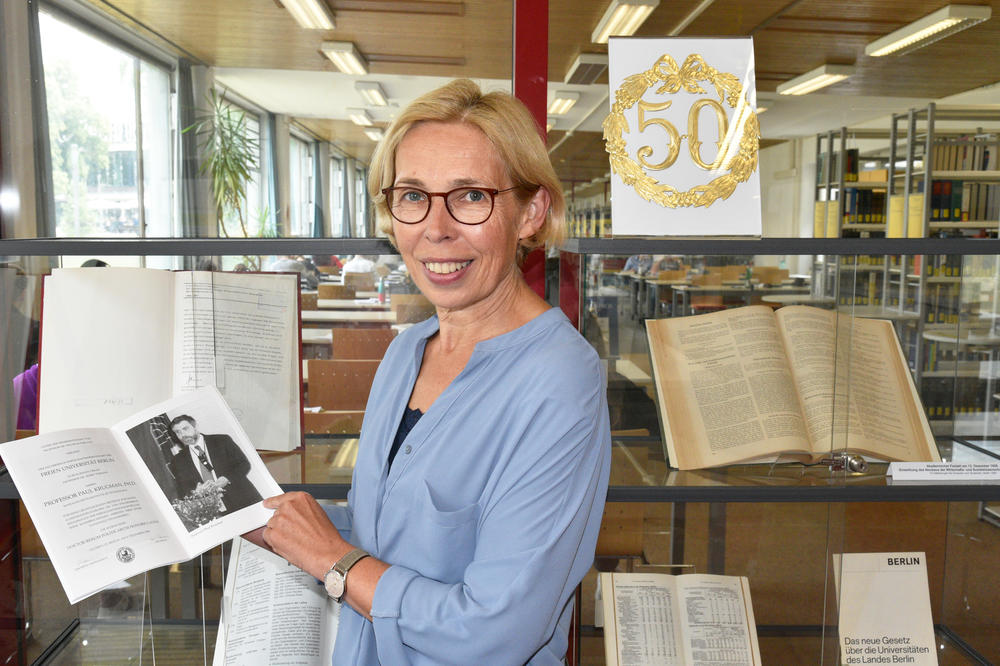 Bibliotheksleiterin Karin Reese hat mit ihren Kolleginnen Dokumente aus der Fachbereichsgeschichte zusammengestellt.