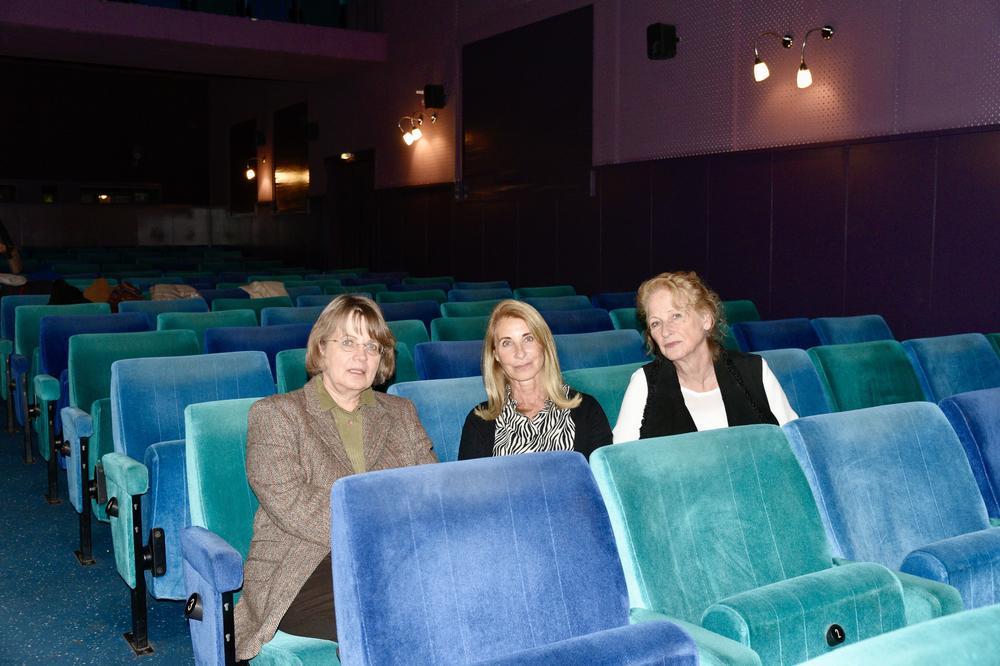 Von links: Professorin Gertrud Pickhan und Gerhard Kleins Töchter Madeleine Budde und Jacqueline Hopp im Kinosaal des Capitol.