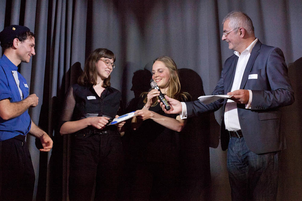 Lea Schmitt (2.v.l.) und Emma Gauch (2.v.r.) nahmen für das Projekt „Why (no) milk?“ den Bundespreis Nachhaltigkeit 2019 in der Kategorie „Vorsprung: Jugend“ entgegen.