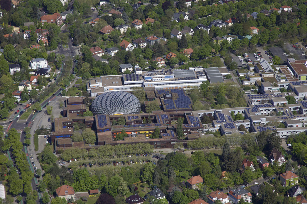 Auf dem Campus der Freien Universität Berlin wird mithilfe von neun Photovoltaikanlagen Strom erzeugt – es ist geplant, die Erzeugung von Strom aus erneuerbaren Energien noch auszubauen.