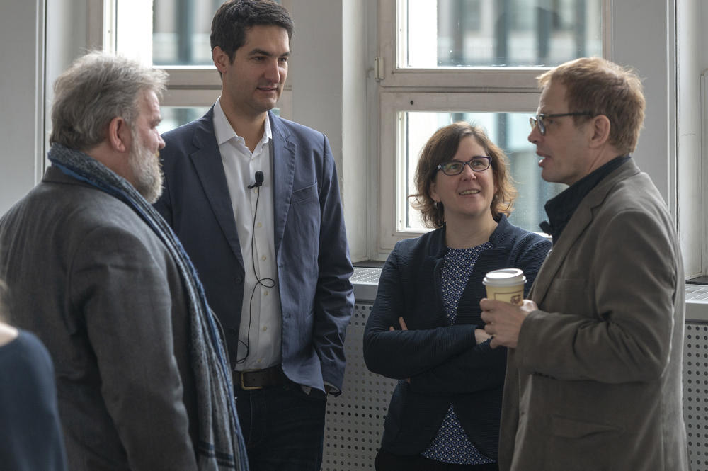 Hajo Seppelt (rechts) im Gespräch mit Prof. Dr. Carola Richter (2. von rechts), Claudio Catuogno sowie Prof. Dr. Alexander Görke (links) vom Institut für Publizistik- und Kommunikationswissenschaft der Freien Universität. 