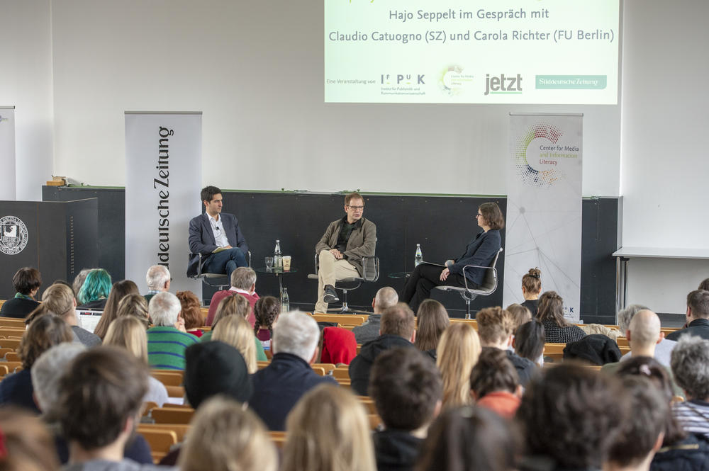 Claudio Catuogno von der Süddeutschen Zeitung (links) und Prof. Dr. Carola Richter von der Freien Universität Berlin im Gespräch mit Hajo Seppelt.