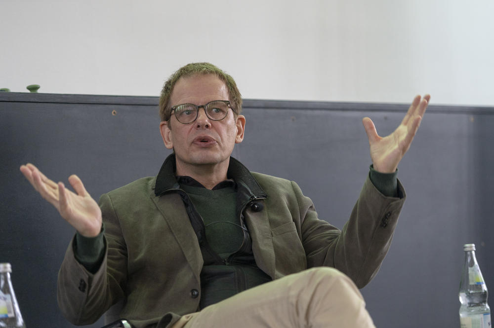 Journalismus sei ein „ganz, ganz toller Job“, sagte Hajo Seppelt – wichtig sei aber, eine kritische Distanz zum Gegenstand der Berichterstattung zu wahren.