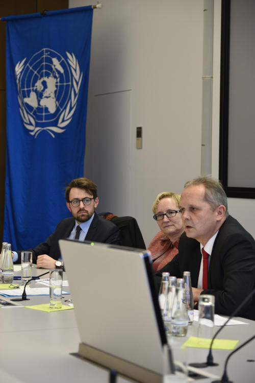 Vizepräsidentin Professorin Dr. Verena Blechinger-Talcott von der Freien Universität (Mitte) mit David Westenfelder (l.) und Ministerialdirigent Andreas Künne (r.) vom Auswärtigen Amt.