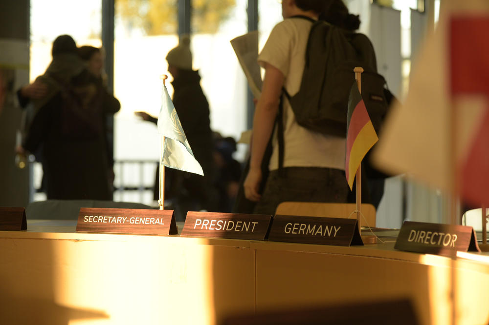 Fast wie in New York – der nachempfundene UN-Konferenztisch im Henry-Ford-Bau der Freien Universität in Dahlem.