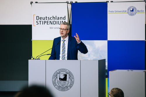 „Auch biografische Hürden genommen zu haben, kann eine Leistung sein“, betonte Professor Günter M. Ziegler, Präsident der Freien Universität. Große Leistungen könnten so noch mehr strahlen.