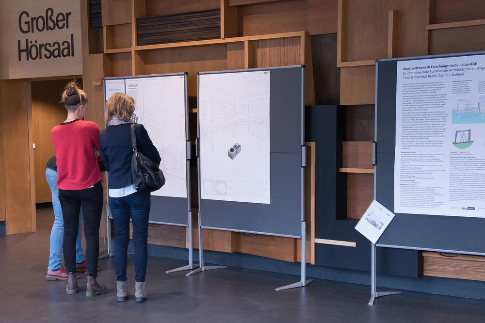 Bis 5. März sind die zum Wettbewerb eingereichten Entwürfe im Foyer des 1. Obergeschosses in der Arnimallee 22 zu sehen.