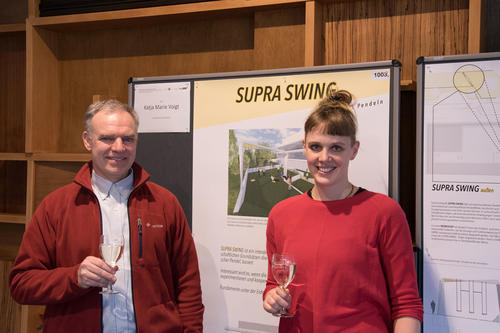 Prof. Dr. Rainer Haag (l.) und Katja Maria Voigt (r.) eröffneten die Ausstellung zum Kunstwettbewerb für den Forschungsneubau SupraFAB.