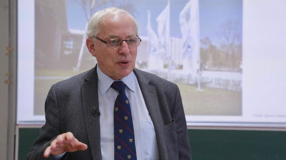 Professor Nicolas Apostolopoulos stellte den griechischen Schülerinnen und Schülern die Freie Universität vor.