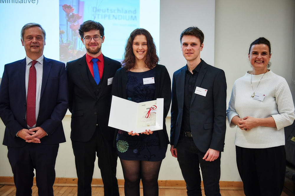 Festakt an der Technischen Universität Berlin: Im vergangenen Jahr würdigten Bettina Satory (r.) und TU-Präsident Prof. Dr. Christian Thomsen (l.) die Initiative von Manuel Kowol (2. v. l.), Philine Görzig (Mitte) und Johannes Cram (2. v. r.).