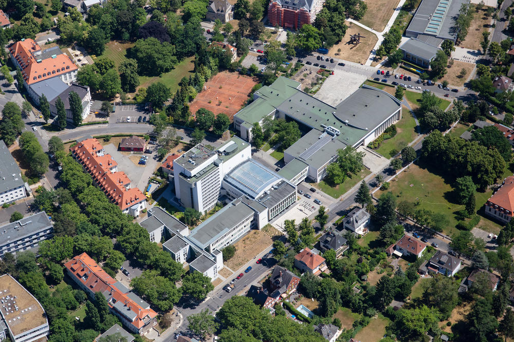 Die Garystraße 39 von oben. Das Gebäude beherbergt die Universitätsbibliothek und das Center für Digitale Systeme (CeDiS)