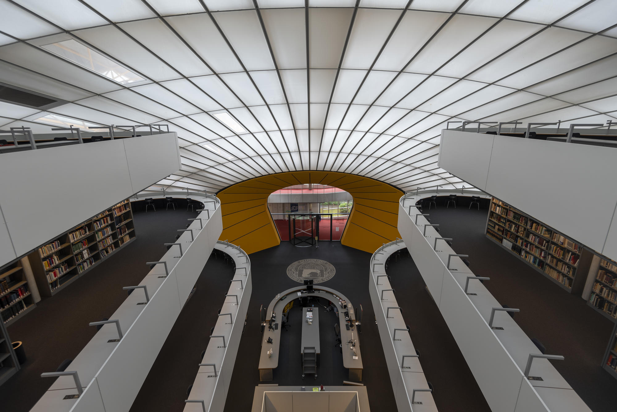Freie Plätze gibt es in der Philologischen Bibliothek normalerweise selten. Weil die Bibliothek derzeit geschlossen ist, müssen Studierende von Zuhause aus lernen und arbeiten.