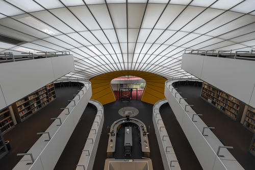 Freie Plätze gibt es in der Philologischen Bibliothek normalerweise selten. Weil die Bibliothek derzeit geschlossen ist, müssen Studierende von Zuhause aus lernen und arbeiten.
