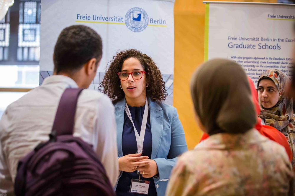 Hoda El Mahgoub, Leiterin des Verbindungsbüros der Freien Universität Berlin in Kairo, an einem Infostand.