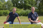 Bleiben am Ball: Christian Mundhenk (r.), Direktor der Zentraleinrichtung Hochschulsport der Freien Universität, und Lutz Nichelmann, im Team zuständig für die Eventorganisation.