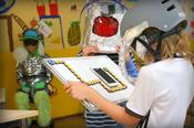 Wenn das Klassenzimmer zum Raumschiff wird: Um die kryptischen Nachrichten des Aliens entziffern zu können, müssen die Kinder addieren und substrahieren. Das lernen sie im fantastischen Klassenzimmer ganz spielerisch.