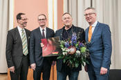 Verleihung des Berliner Literaturpreises 2020 (v. l. n. r.): Hans Gerhard Hannesen (Stiftung Preußische Seehandlung), Michael Müller (Regierender Bürgermeister), Thomas Meinecke und Professor Günter M. Ziegler (Präsident der Freien Universität).