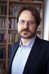 Lukas Mühlethaler ist Professor für jüdische Philosophie und Ästhetik am Institut für Judaistik der Freien Universität Berlin. Er koordiniert gemeinsam mit Victoria Mummelthei den Masterstudiengang ISME.
