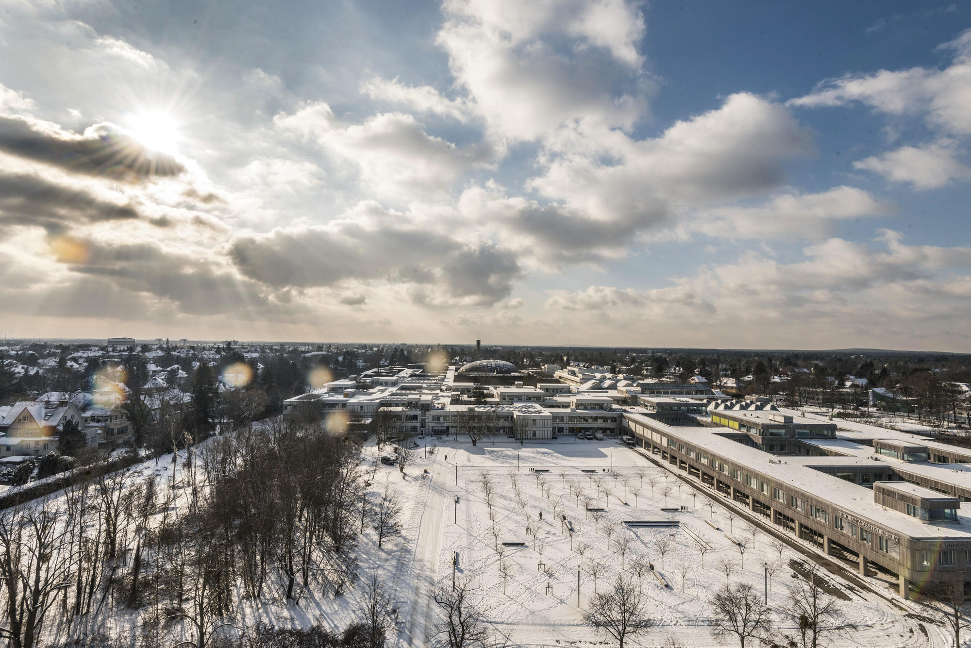 Die Freie Universität aus der Vogelperspektive: Blick auf den Vorplatz der Holzlaube, in der die Kleinen Fächer untergebracht sind.