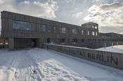 Die Holzlaube wurde 2015 an den Gebäudekomplex Rost- und Silberlaube gesetzt. Sie beherbergt 14 Kleine Fächer, außerdem die Campusbibliothek für 24 Institute und Arbeitsbereiche, darunter die mathematisch-naturwissenschaftlichen Fächer.