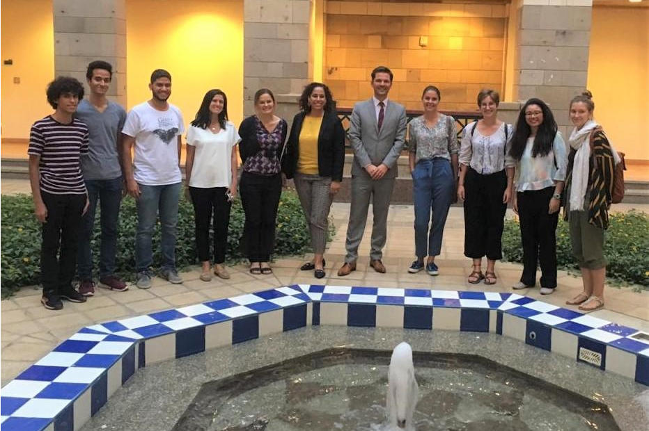 Verbindungsarbeit für Hoda El Mahgoub (6.v.l.) vor Corona: Steffen Krach, Staatssekretär für Wissenschaft und Forschung, besucht im Oktober 2019 die American University in Kairo und diskutiert mit Austauschstudierenden aus Amerika und Berlin.