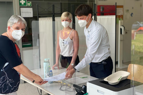 Auch Dr. Andrea Bör, Kanzlerin der Freien Universität, besuchte die Impfstelle.