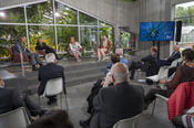 Über Biodiversitätskrise diskutierten Josef Tumbrinck (li.) Bundesumweltministerium, Elke Zippel (2.v.r.), Kustodin der Saatgutbank des Botanischen Gartens, und Manuela Nagel, Leibniz-Institut für Pflanzengenetik und Kulturpflanzenforschung.