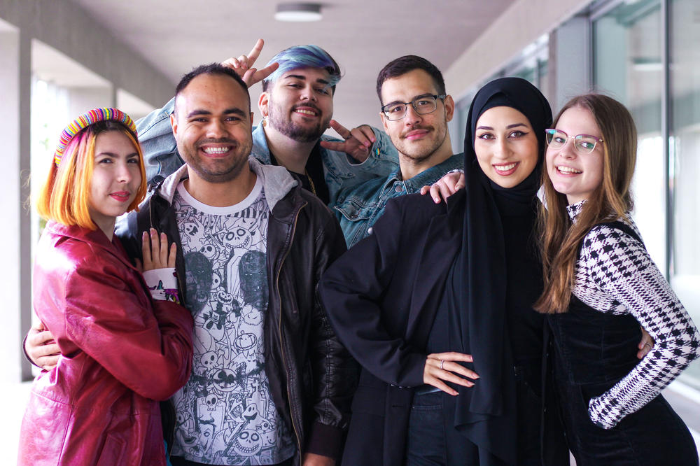 2G und frische Luft: Tatjana Ridtchenko, Rafael Pereira, Kilian Haoues, David Caplan, Jasmin El-Khabbaz, Alica Grindel (v.l.n.r.) sind studentische Botschafterinnen und Botschafter der Freien Universität. Sie helfen neuen Studierenden beim Ankommen.