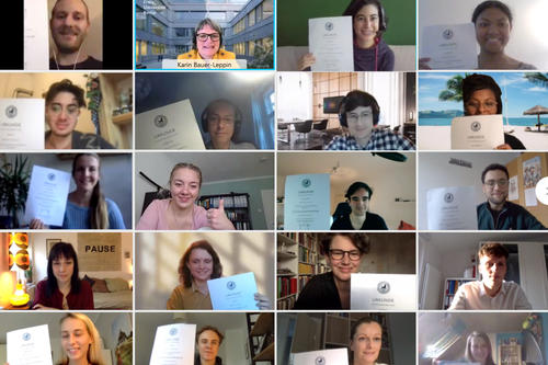 Die Stipendiatinnen und Stipendiaten des aktuellen Förderjahrs wurden online verabschiedet. Karin Bauer-Leppin (1. Reihe, 2. v. l.), Leiterin der Stabsstelle Kommunikation & Marketing der Freien Universität Berlin, moderierte die Feierstunde.