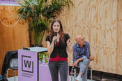 Sabrina Patsch, theoretische Physikerin, erklärte beim Science Slam der Wissensstadt Berlin 2021, wie Quantencomputer helfen, Staus zu vermeiden und Fahrzeiten zu verkürzen. Die Doktorandin ist auch deutsche Vizemeisterin im Science Slam 2021.