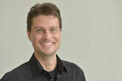 Der Biologie Robin Hiesinger hat vom Europäischen Forschungsrat (ERC) einen ERC Advanced Grant zuerkannt bekommen. Er ist außerdem Sprecher der neuen DFG-Forschungsgruppe zur Untersuchung grundlegender Prinzipien der Gehirnentwicklung.