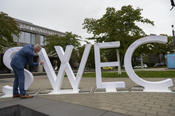 Zahlreiche Besucherinnen und Besucher der Aktionswoche hinterließen auf der 20 Meter langen Buchstabenplastik #yeswecampus ihren Namen, Gedanken und Botschaften. Den Anfang machte Universitätspräsident Professor Günter M. Ziegler.