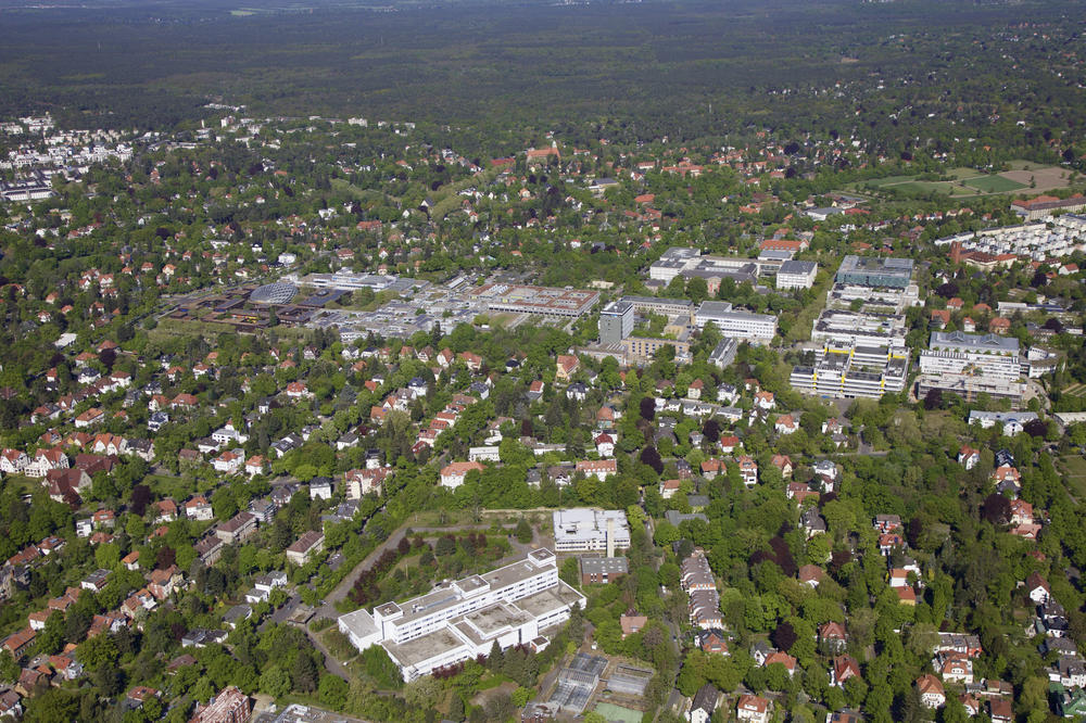 Der Campus Dahlem der Freien Universität und im Vordergrund das FUBIC (weißer Komplex). Das Luftbild wurde im April 2019 aufgenommen.