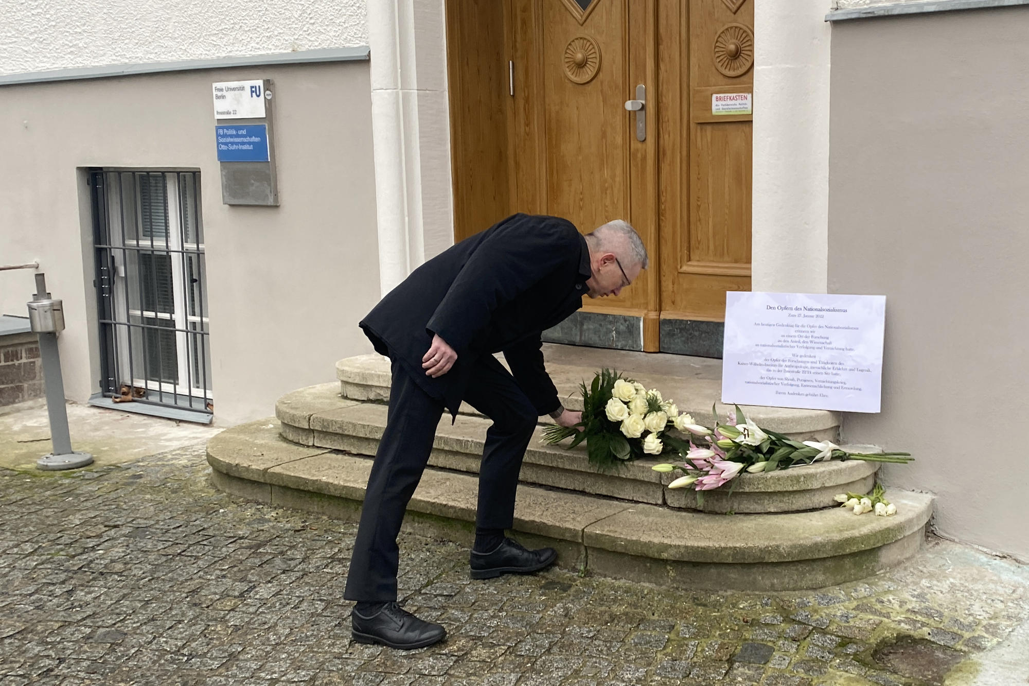 Holocaust-Gedenktag: Präsident Prof. Ziegler legt vor der Ihnestraße 22 Blumen nieder. In dem Gebäude war vor Gründung der Freien Universität Berlin das Kaiser-Wilhelm-Institut für Anthropologie, menschliche Erblehre und Eugenik untergebracht.