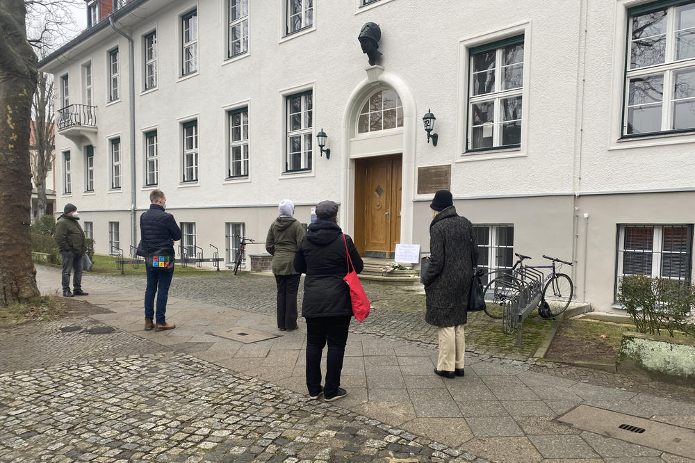 Wegen der Corona-Schutzmaßnahmen musste auf ein gemeinsames Gedenken verzichtet werden. Über den Tag verteilt versammelten sich immer wieder Menschen vor dem Gebäude in der Ihnestraße 22.
