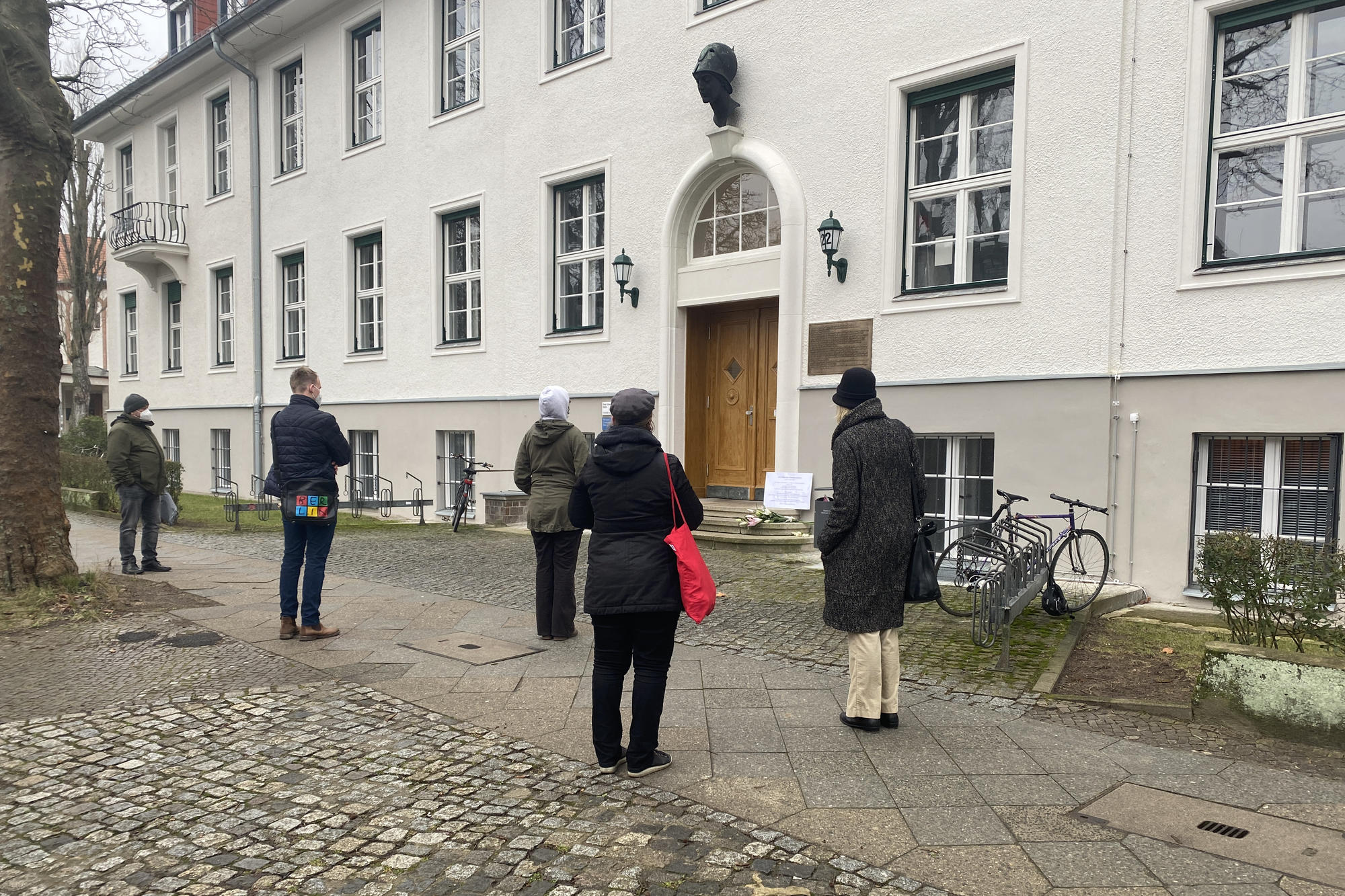 Wegen der Corona-Schutzmaßnahmen musste auf ein gemeinsames Gedenken verzichtet werden. Über den Tag verteilt versammelten sich immer wieder Menschen vor dem Gebäude in der Ihnestraße 22.