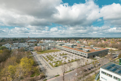 Eine Gemeinschaftsaufgabe der gesamten Universität: das Projekt FUtureIT. Das Bild zeigt den Dahlemer Campus, im Vordergrund rechts die Zedat, in der Mitte die Holz-, Rost- und Silberlaube mit der Kuppel der Philologischen Bibliothek.