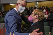 Unter den ersten Gratulantinnen und Gratulanten waren Vizepräsidentin Professorin Verena Blechinger-Talcott ...,