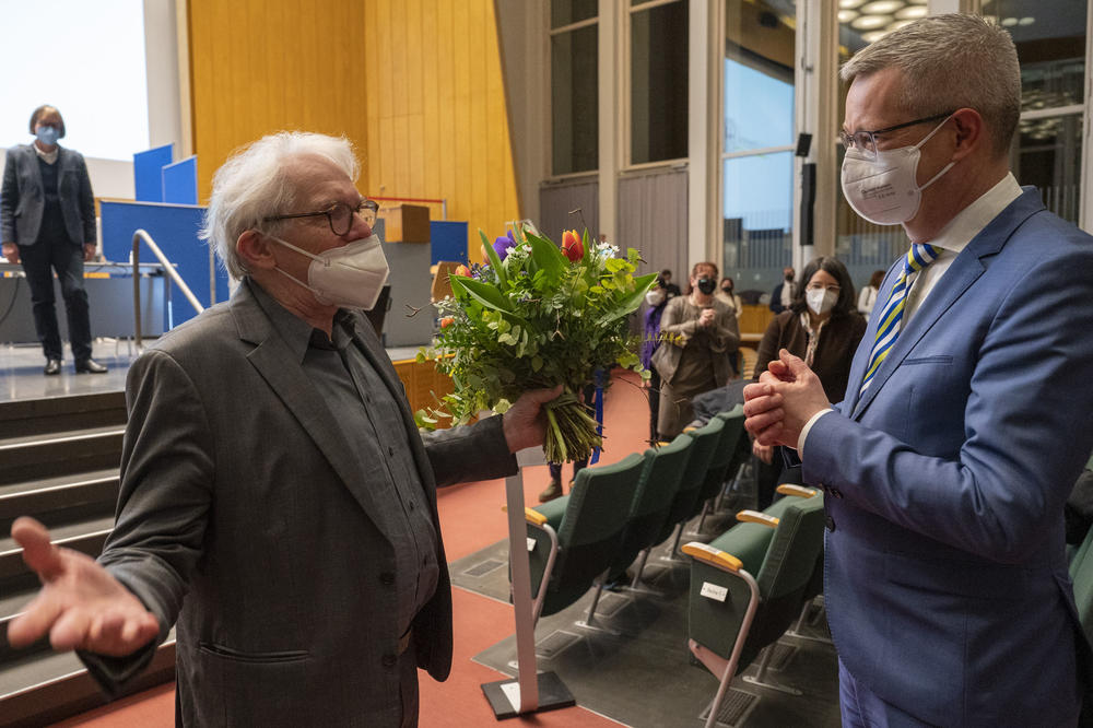 Der Vorsitzende des Kuratoriums der Freien Universität Berlin, Professor Karl Max Einhäupl, gratuliert dem Wahlsieger.