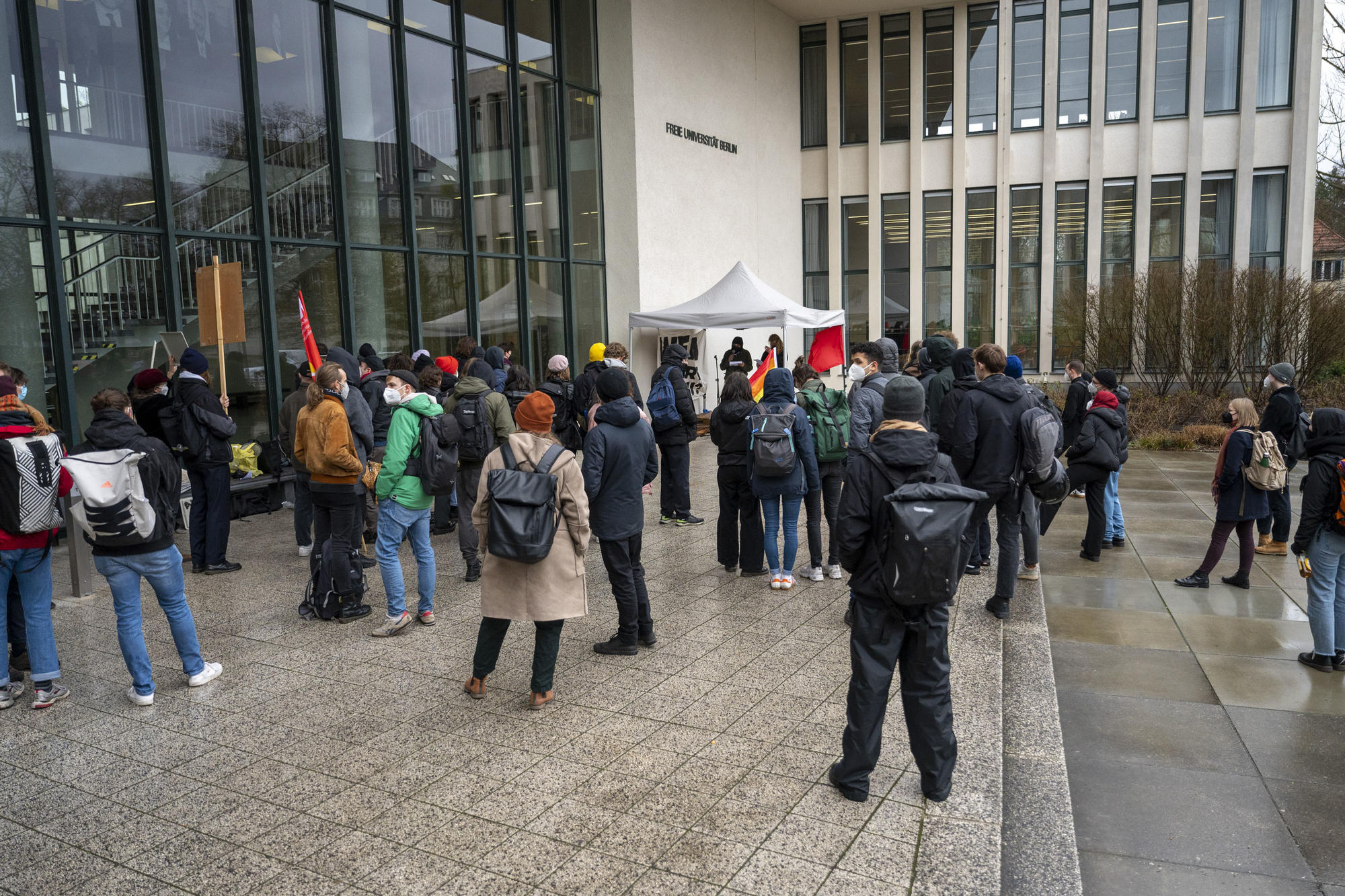 Die protestierenden Studierenden hatten sich vor dem Henry-Ford-Bau versammelt.