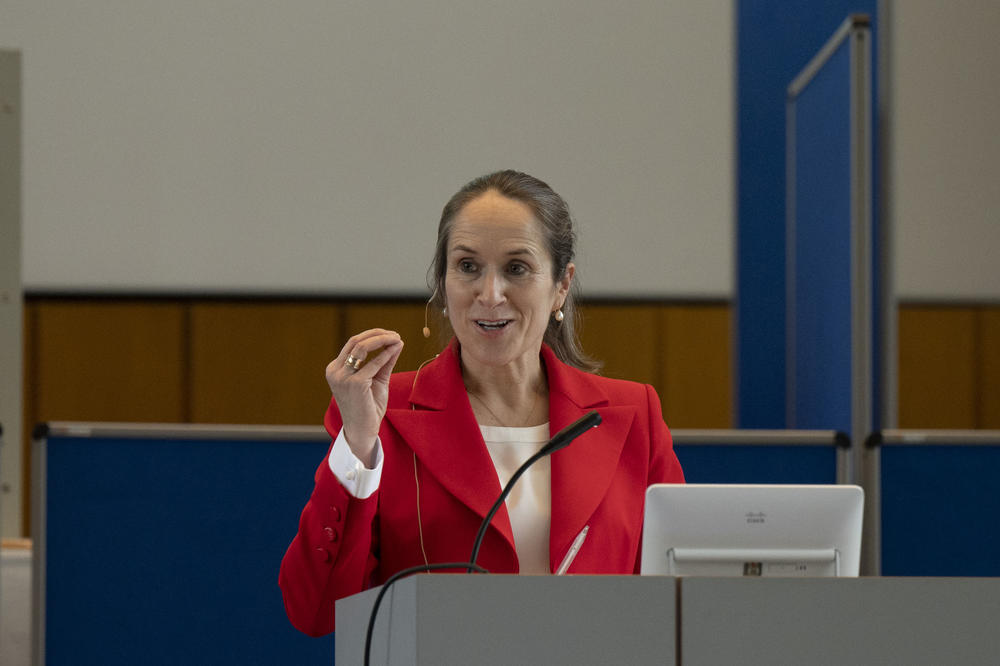Vor der Abstimmung: Prof. Dr. Beatrix Busse stellt ihr Programm vor.