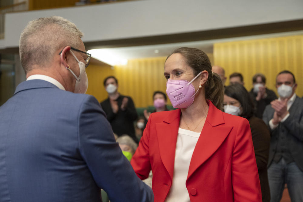 Professorin Beatrix Busse gratuliert dem Wahlsieger.