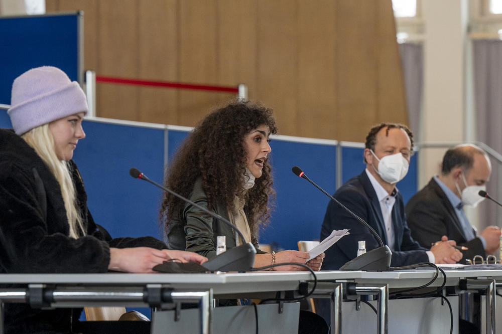 Zwei Studentinnen aus der Gruppe der Protestierenden stellten zu Beginn der Sitzung des erweiterten Akademischen Senats ihre Forderungen vor.