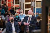 Vertreter des Bezirks Steglitz-Zehlendorf beim Bürgergespräch zu den Bauprojekten auf dem Campus Düppel: (r.) Tim Richter, Bezirksstadtrat für Bürgerdienste und Soziales (stehend) und Stephan Standfuß, Ortsvorsitzender der CDU Düppel (sitzend).