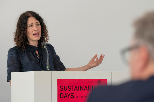 „Veränderungen machen Angst. Wir müssen vermitteln, dass es für uns alle viel zu gewinnen gibt: eine lebenswerte Stadt“, sagte die Berliner Umweltsenatorin Bettina Jarasch (Bündnis 90/Grüne) in ihrem Vortrag.