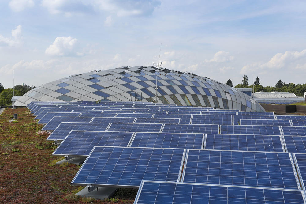 Auf den Dächern der Freien Universität Berlin: Mit derzeit neun Photovoltaikanlagen erzeugt die Universität jährlich rund 600.000 Kilowattstunden sauberen Strom.