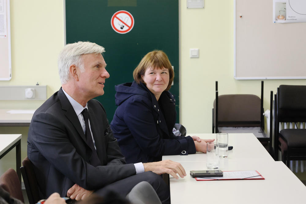 Bezirksstadträtin Carolina Böhm und Wirtschaftssenator Stephan Schwarz informieren sich über Berufsausbildung an der Freien Universität Berlin.